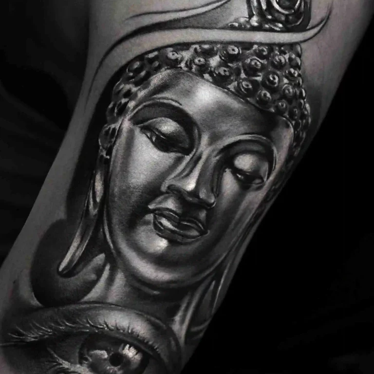 Ein realistisches Tattoo im Color Tattoo Style, das einen Buddha mit feinen Schattierungen und ein detailliertes Auge in faszinierenden Farbtönen zeigt.