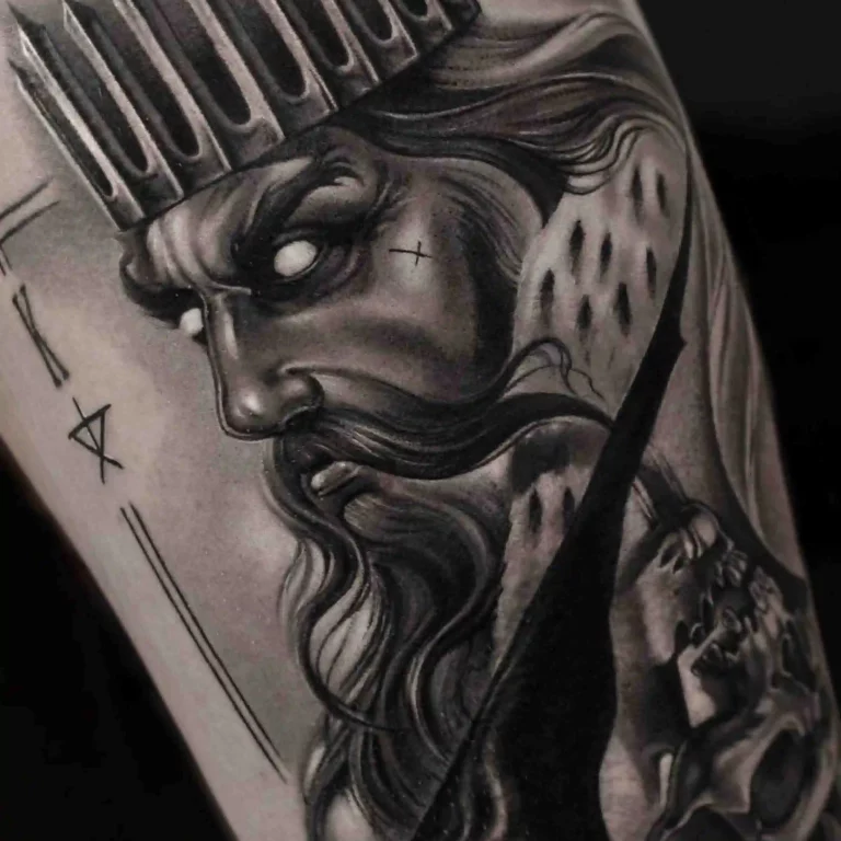 Ein realistisches Tattoo im Color Tattoo Style, das einen König mit einer metallischen Krone und lebendigen Schattierungen darstellt.