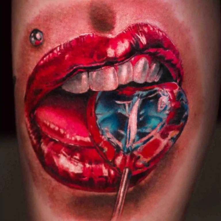 Ein Tattoo im Color Tattoo Style, das realistische rote Lippen zeigt, die einen farbenfrohen Lollipop halten.