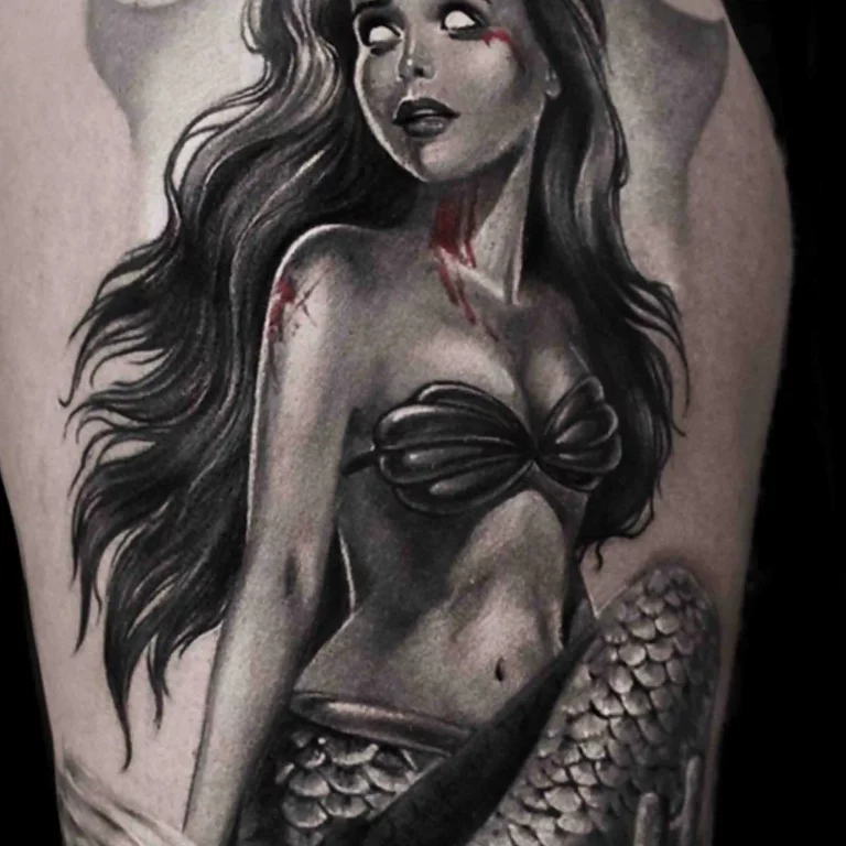 Ein Tattoo im Color Tattoo Style, das eine düstere Meerjungfrau mit beeindruckenden Schattierungen und subtilem Farbeinsatz darstellt.