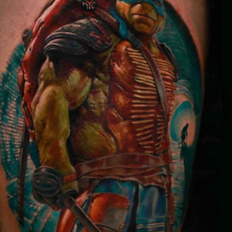 Ein Tattoo im Color Tattoo Style, das eine realistische Darstellung einer Ninja Turtle Figur in lebendigen Farben und detailreicher Gestaltung zeigt.