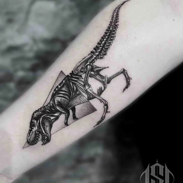 Ein Unterarm-Tattoo im Realistic Tattoo Style, das ein Dinosaurierskelett in lebensechter Präzision und detailreichen Schattierungen zeigt.