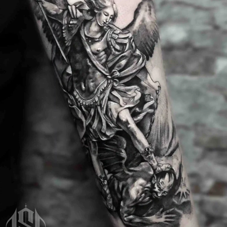 Ein Tattoo im Realistic Tattoo Style, das den Erzengel Michael zeigt, der triumphierend einen Dämon besiegt, mit aufwendigen Details und dramatischen Schattierungen.