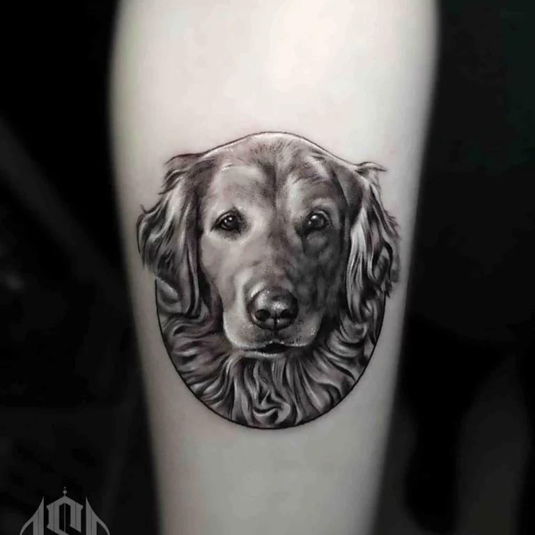 Eine Tätowierung im Realistic Tattoo Style, die das lebensechte Porträt eines Golden Retrievers mit weichem Fell und warmem Blick darstellt.