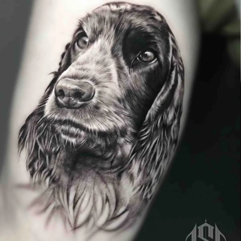Ein realistisches Tattoo eines Hundekopfes im Realistic Tattoo Style, mit eindrucksvollen Schattierungen und lebendigen Augen.