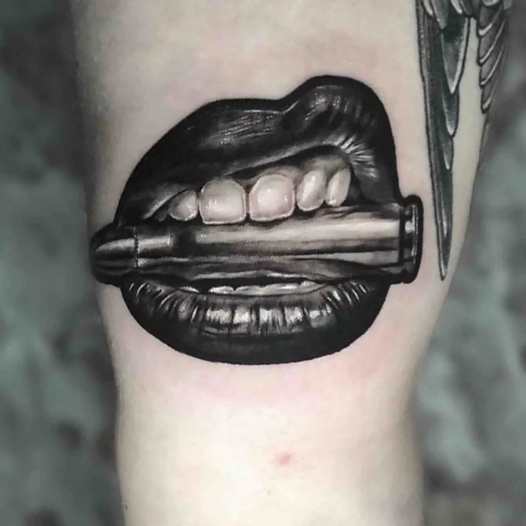 Eine Tätowierung im Realistic Tattoo Style, die einen Bleistift realistisch abgebildet zwischen Zähnen und Lippen zeigt, mit detailreichen Schattierungen.