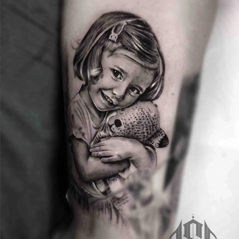 Eine Tätowierung eines lächelnden Mädchens, das ein Stofftier hält, im Realistic Tattoo Style, mit sanften Übergängen und einem lebendigen Ausdruck.