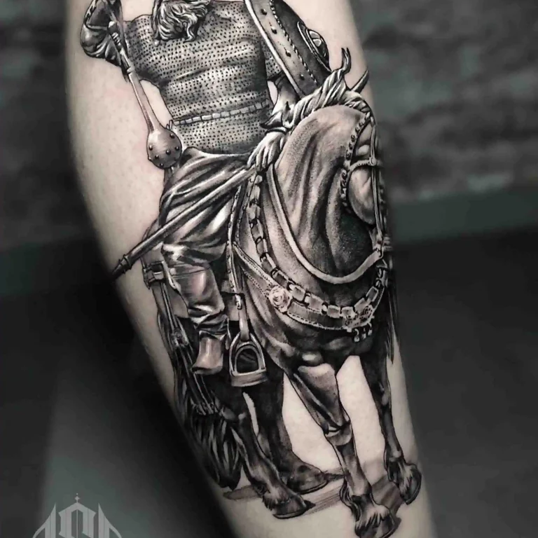 Eine Tätowierung im Realistic Tattoo Style, die einen mittelalterlichen Krieger auf einem Pferd darstellt, mit beeindruckender Rüstung und detailgetreuen Schattierungen.