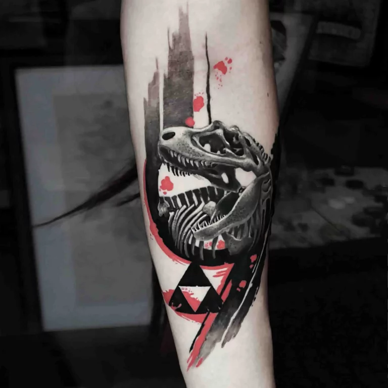 Ein Unterarm-Tattoo im Trash Polka Tattoo Style mit einem realistischen Dinosaurierskelett, kombiniert mit abstrakten roten und schwarzen Pinselstrichen.