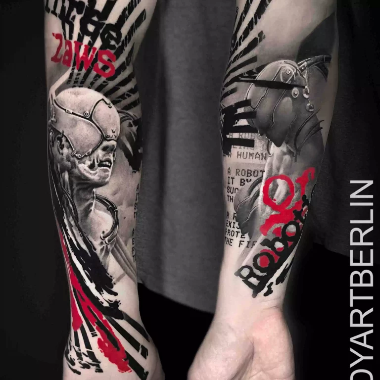 Zwei Unterarm-Tätowierungen im Trash Polka Tattoo Style, die futuristische Cyborg-Motive mit roten und schwarzen grafischen Akzenten und Texten zeigen.