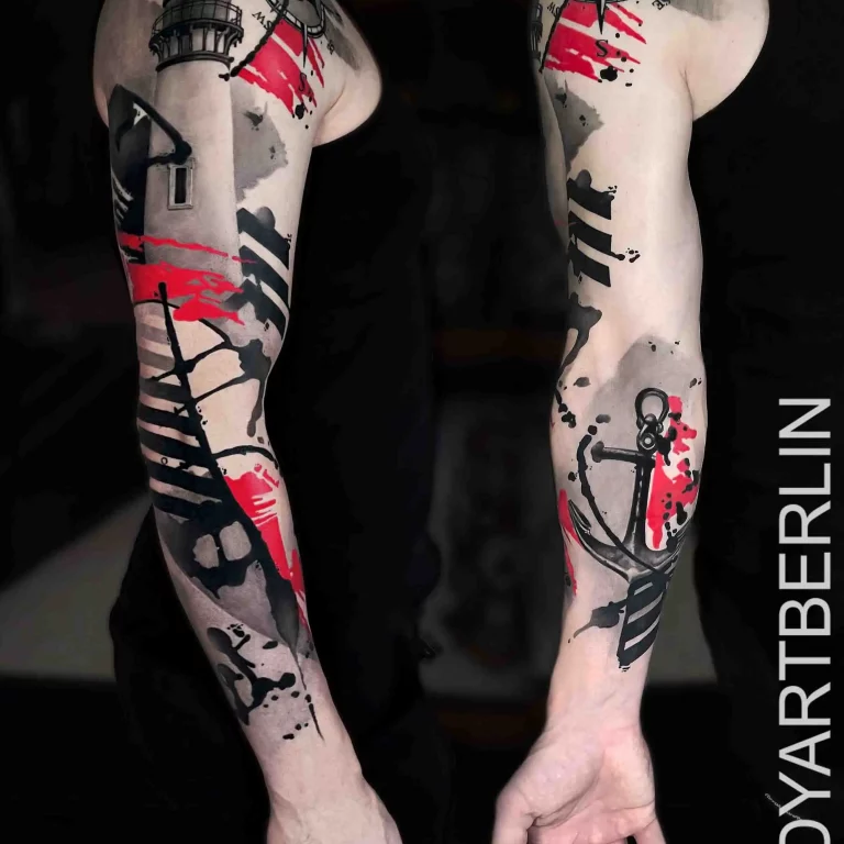 Ein Arm-Tattoo im Trash Polka Tattoo Style, das einen Leuchtturm und nautische Symbole mit roten und schwarzen grafischen Pinselstrichen kombiniert.