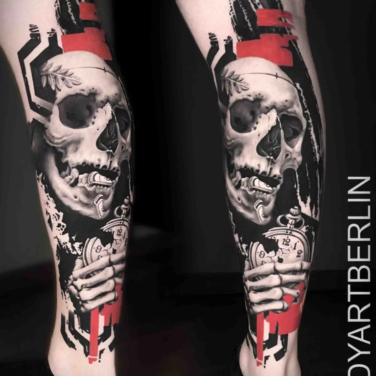 Ein Bein-Tattoo im Trash Polka Tattoo Style, das einen Totenkopf mit einer Taschenuhr und kräftigen roten und schwarzen grafischen Elementen kombiniert.