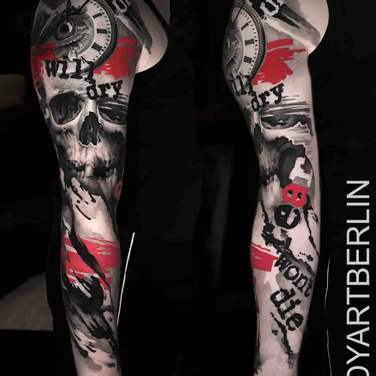 Ein Oberarm-Tattoo im Trash Polka Tattoo Style, das einen Totenkopf mit einer Uhr und kräftigen roten und schwarzen Design-Elementen zeigt.