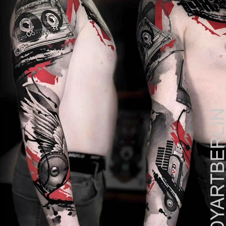 Ein Arm-Tattoo im Trash Polka Tattoo Style, das eine Kassette und Lautsprecher mit abstrakten roten und schwarzen Elementen darstellt.