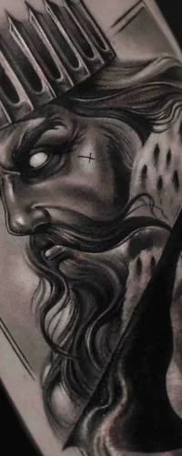 Ein realistisches Tattoo im Color Tattoo Style, das einen König mit einer metallischen Krone und lebendigen Schattierungen darstellt.