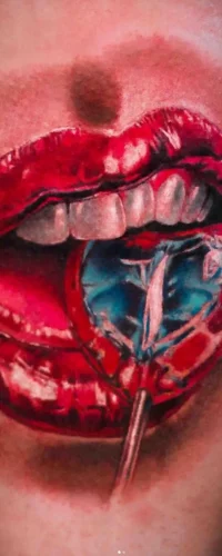 Ein Tattoo im Color Tattoo Style, das realistische rote Lippen zeigt, die einen farbenfrohen Lollipop halten.