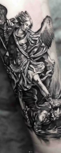 Ein Tattoo im Realistic Tattoo Style, das den Erzengel Michael zeigt, der triumphierend einen Dämon besiegt, mit aufwendigen Details und dramatischen Schattierungen.
