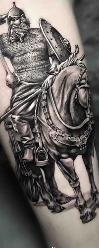Eine Tätowierung im Realistic Tattoo Style, die einen mittelalterlichen Krieger auf einem Pferd darstellt, mit beeindruckender Rüstung und detailgetreuen Schattierungen.