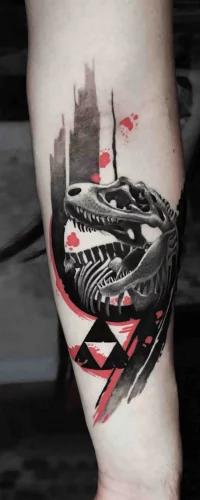 Ein Unterarm-Tattoo im Trash Polka Tattoo Style mit einem realistischen Dinosaurierskelett, kombiniert mit abstrakten roten und schwarzen Pinselstrichen.