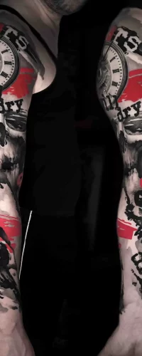 Ein Oberarm-Tattoo im Trash Polka Tattoo Style, das einen Totenkopf mit einer Uhr und kräftigen roten und schwarzen Design-Elementen zeigt.